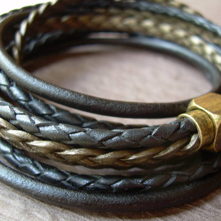 Urban Survival Gear USA – wholesale Smycken - Herr – Herrarmband läder, Triple Wrap läderarmband med en antik mässingsmagnetisk lås, Armband för kvinnor, Smycken för män, Herrgåva
