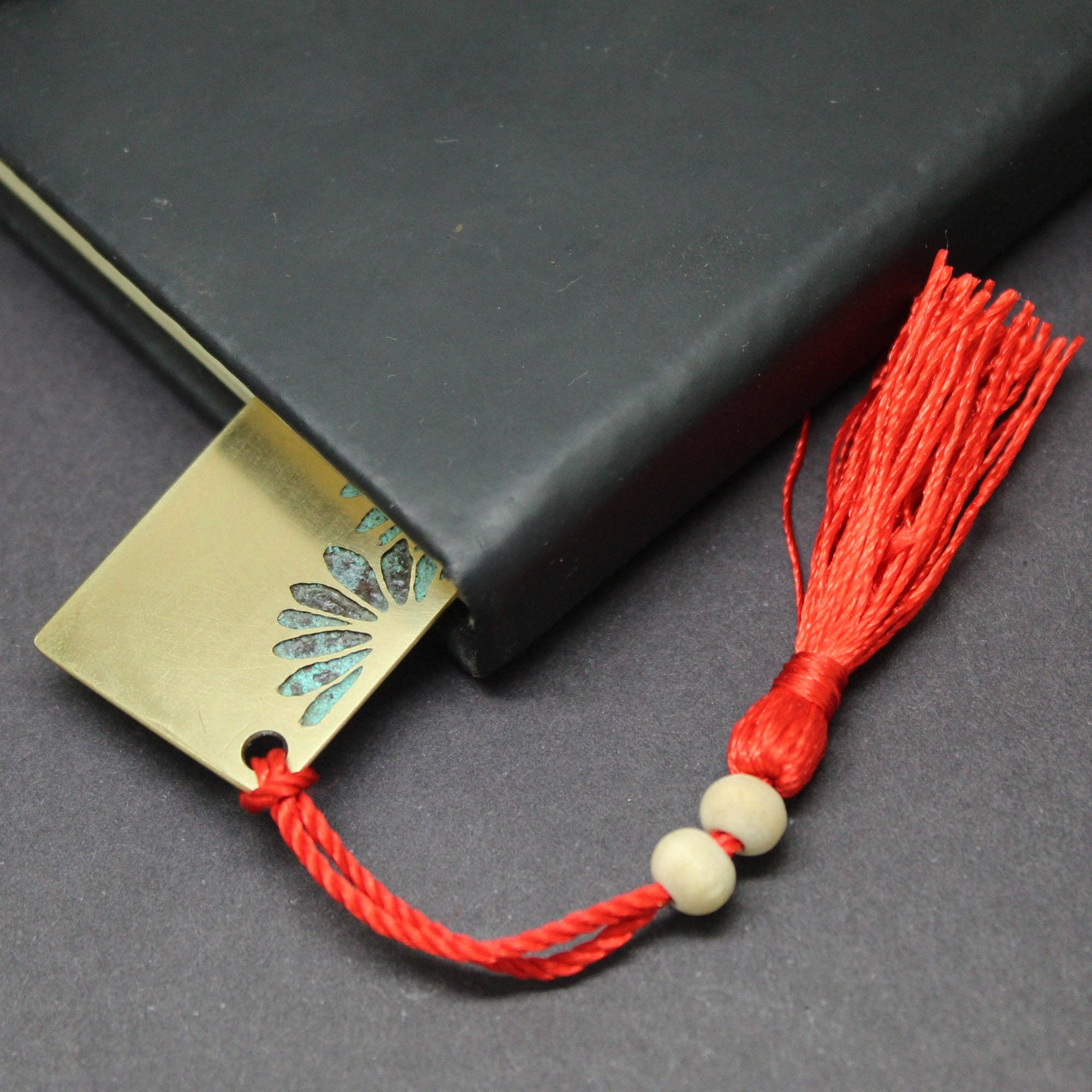 Plataica - Wholesale Bookmark - Brass bookmark with engraved daisies3