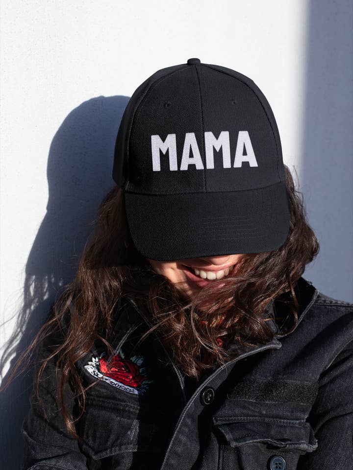 Bonnet brodé MAMA noir pour la vente par Beer Budget Designs