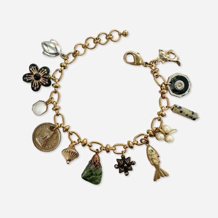 Bracciale con ciondoli misti vintage riutilizzati per la vendita all'ingrosso da parte di Lulu’s Petals