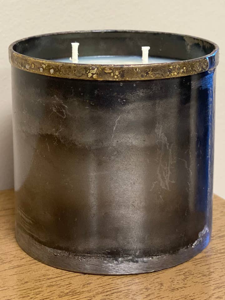 Tinnen kaars met gouden rand voor wholesale door Sweet Wick Candle Company