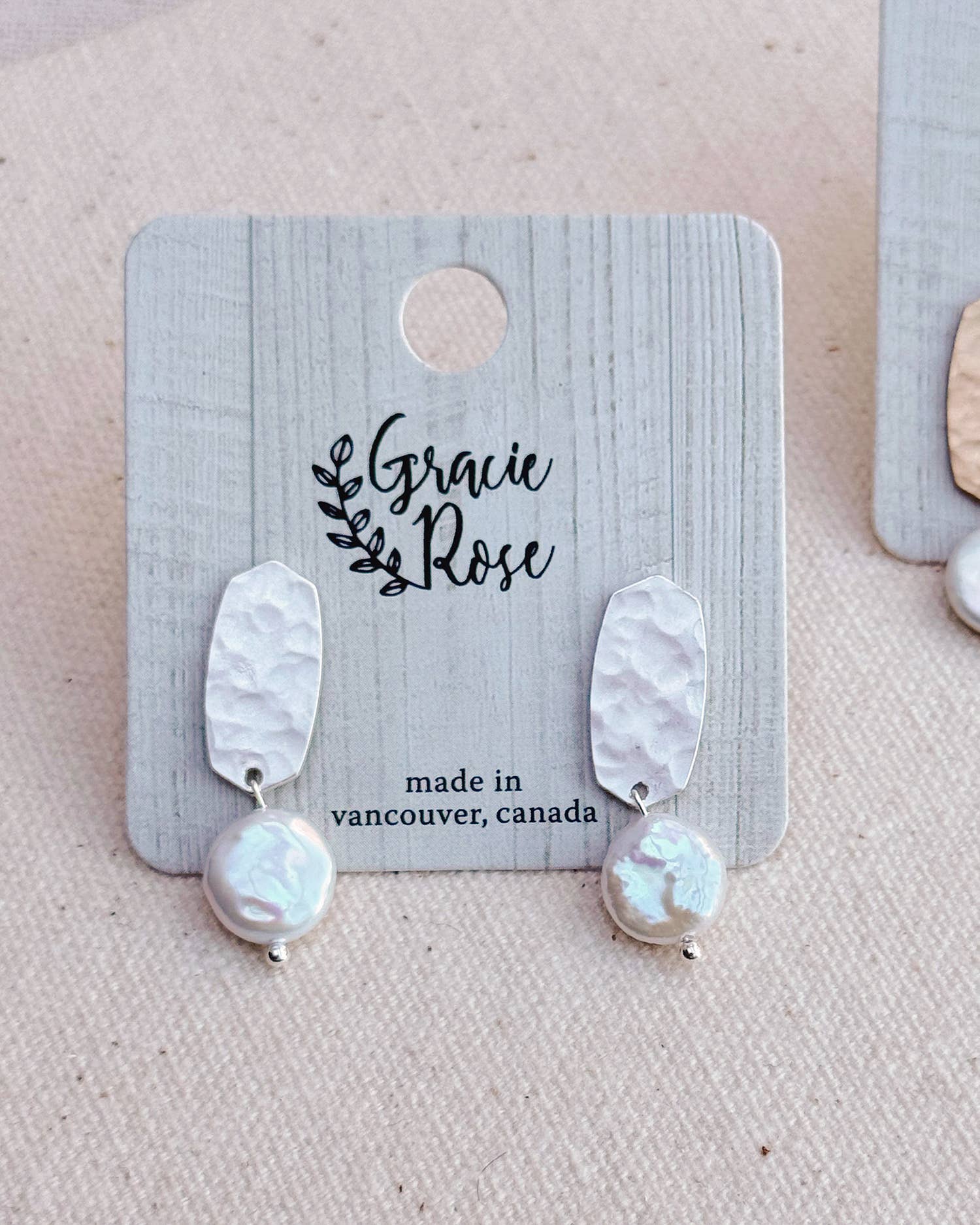 Gracie Rose Designs – Großhandel Ohrhänger – Gold- und Silbergehämmerte Nietenmünze Perlenohrringe mit Anhänger0