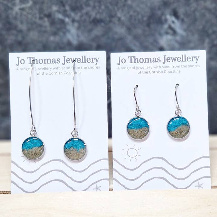 Orecchini pendenti rotondi Shoreline con perla turchese £8.00-£10.00 per la vendita all'ingrosso da parte di Jo Thomas Jewellery