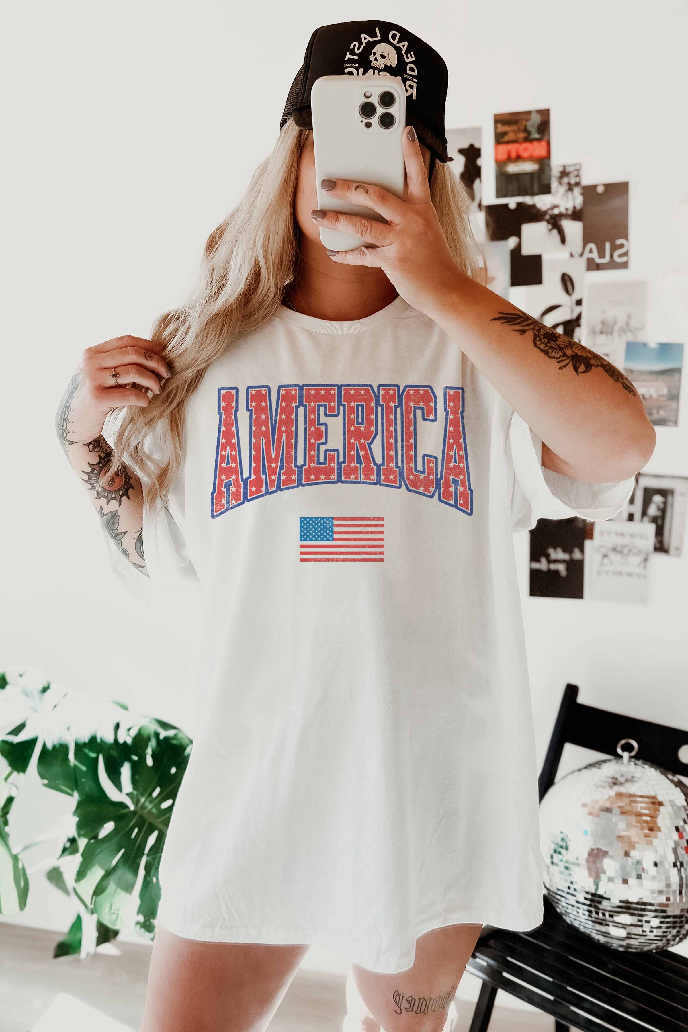 GOOD DAY STREET - Vendita all'ingrosso Tunica - Donna - [G1528X-OTS] T-SHIRT OVERSIZE CON GRAFICA CON BANDIERA AMERICANA1