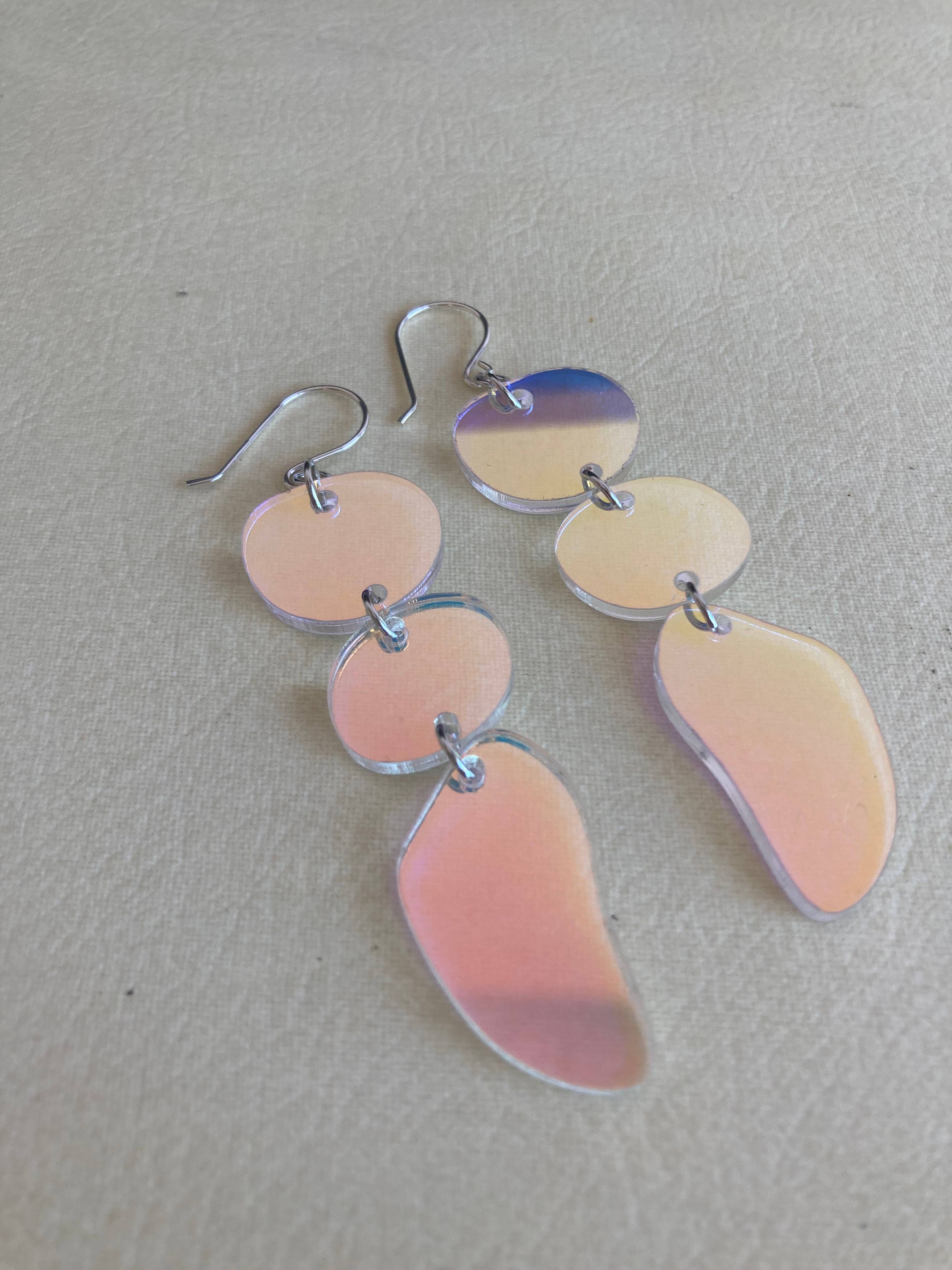 The Lost & Found - Vendita all'ingrosso Orecchini pendenti - Orecchini a tripla goccia «Rainbow Irridescent»2