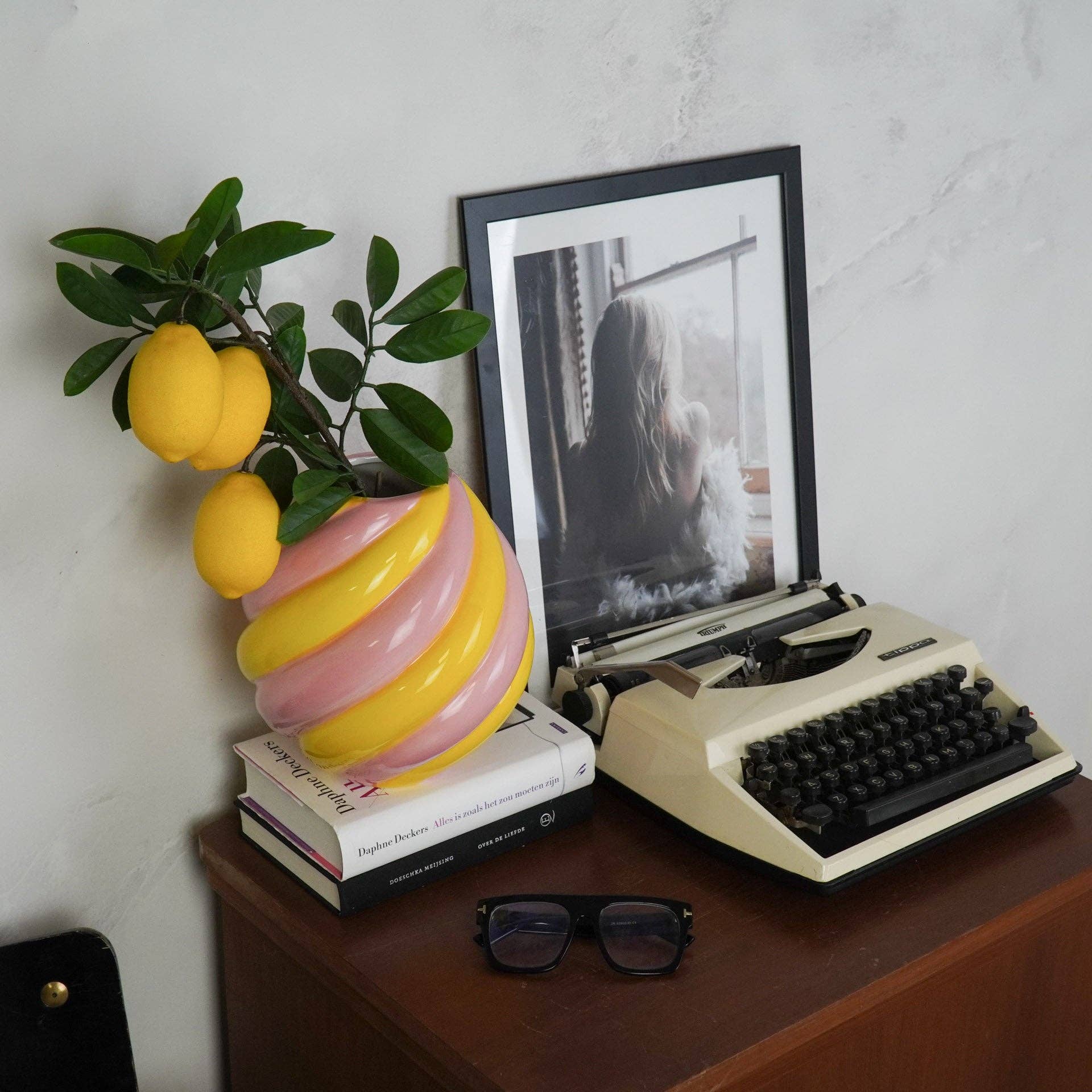 Housevitamin bv - Wholesale Vase - Flower Vase- Swirl Vase-Ceramic- Yellow/ Light Pink- 20x20x21,5 cm1