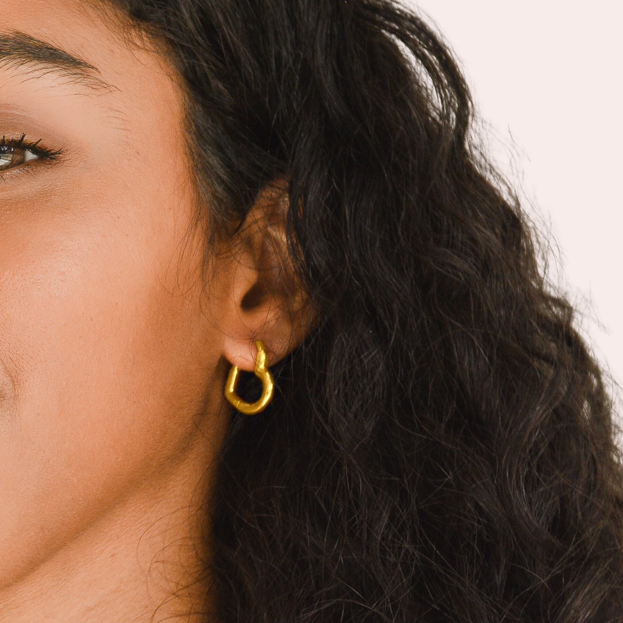 AMADI Jewelry - Vente Petits anneaux - Mini Heart Huggies en or et argent4