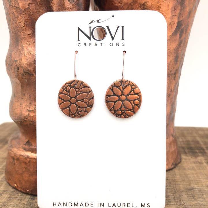Novi Creations - Vendita all'ingrosso Orecchini pendenti - Orecchini in rame riciclato goffrato floreale