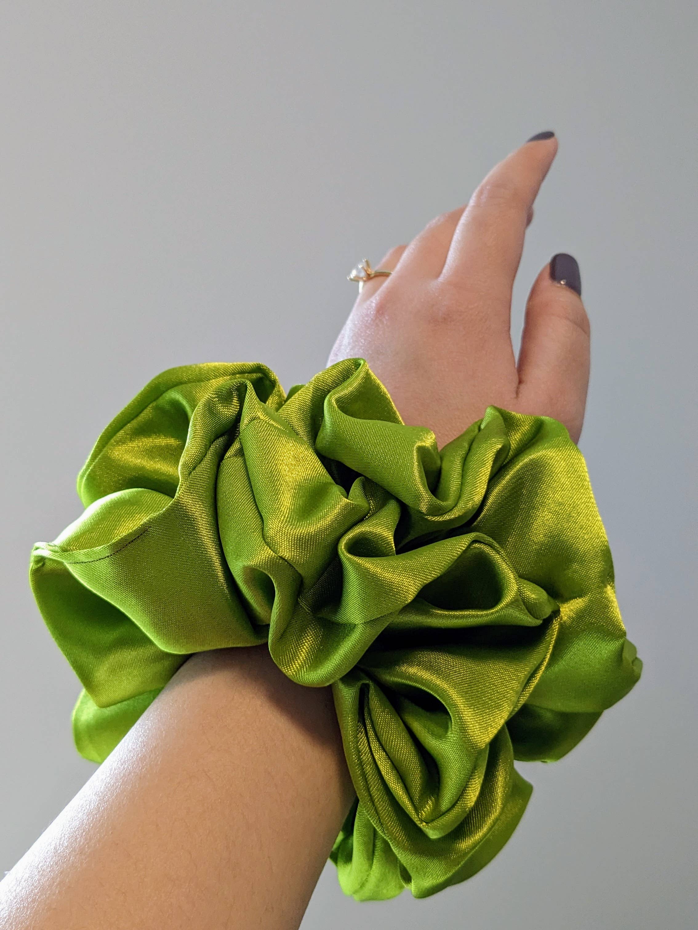 Janzy – Großhandel Haargummi – Damen – Extraglänzendes Haargummi aus seidenseidenem Satin2