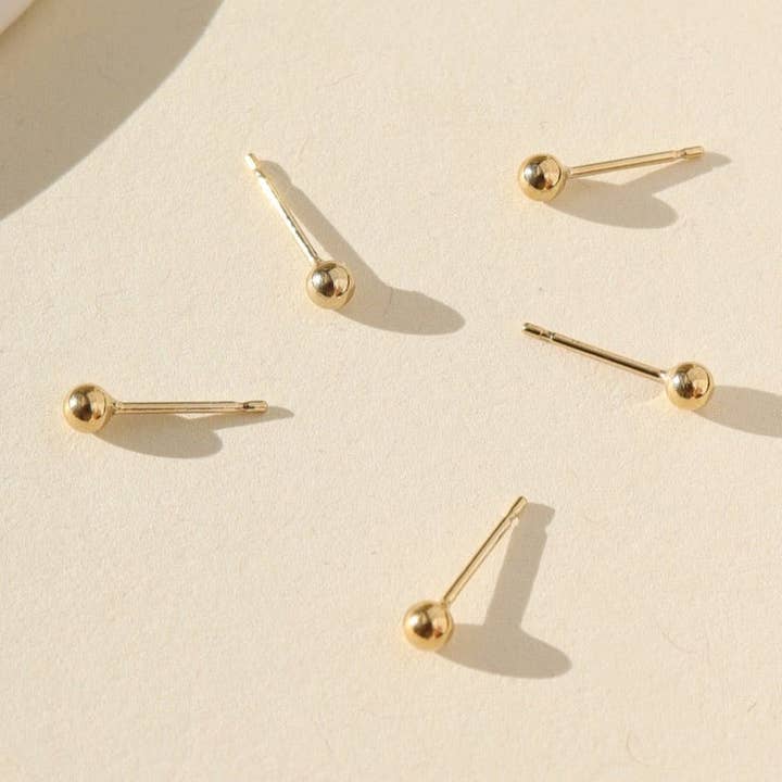 Clous Classiques pour la vente par Token Jewelry