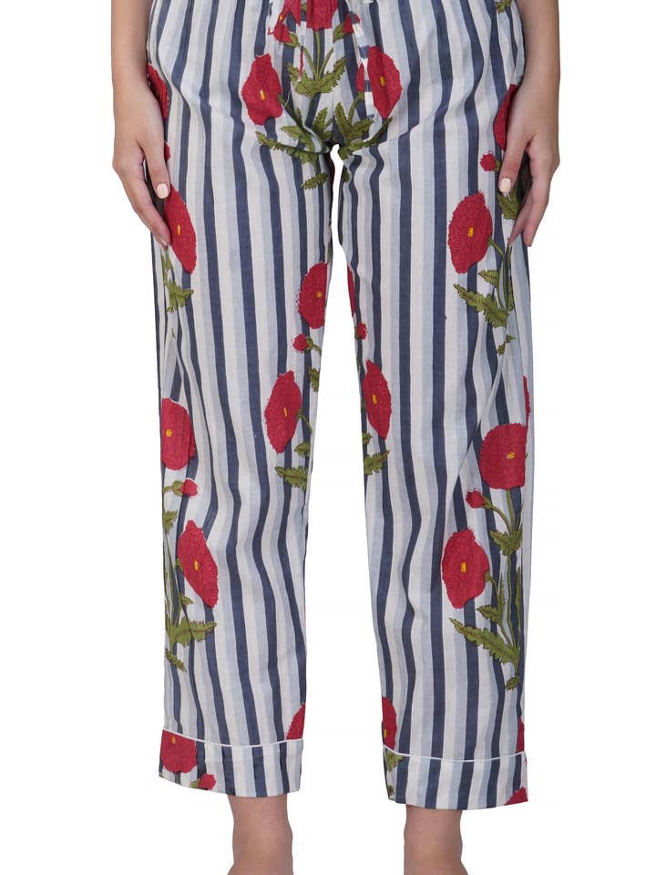 Purple Mohar – Engroshandel Pyjamasæt - Dame – Poppy Dreams: 3-delt nattøjssæt med blomster og striber1