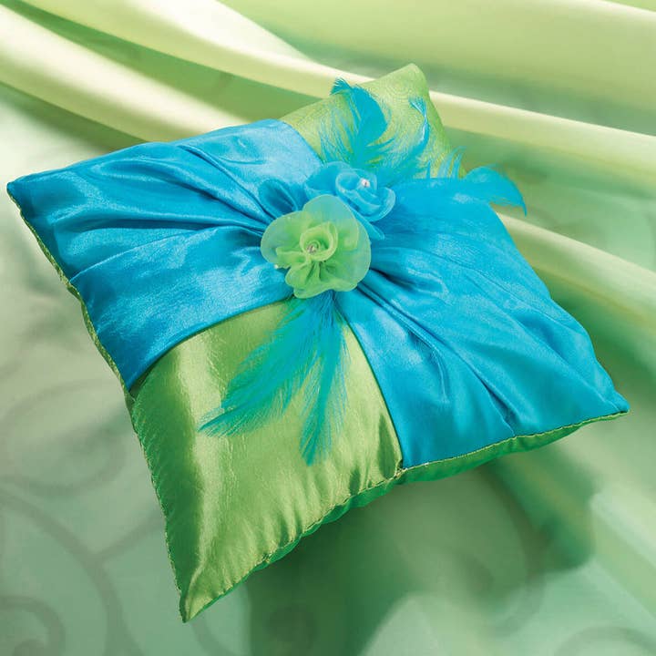 Lillian Rose – Engroshandel Vielsesring – Blå og grøn ringpude1