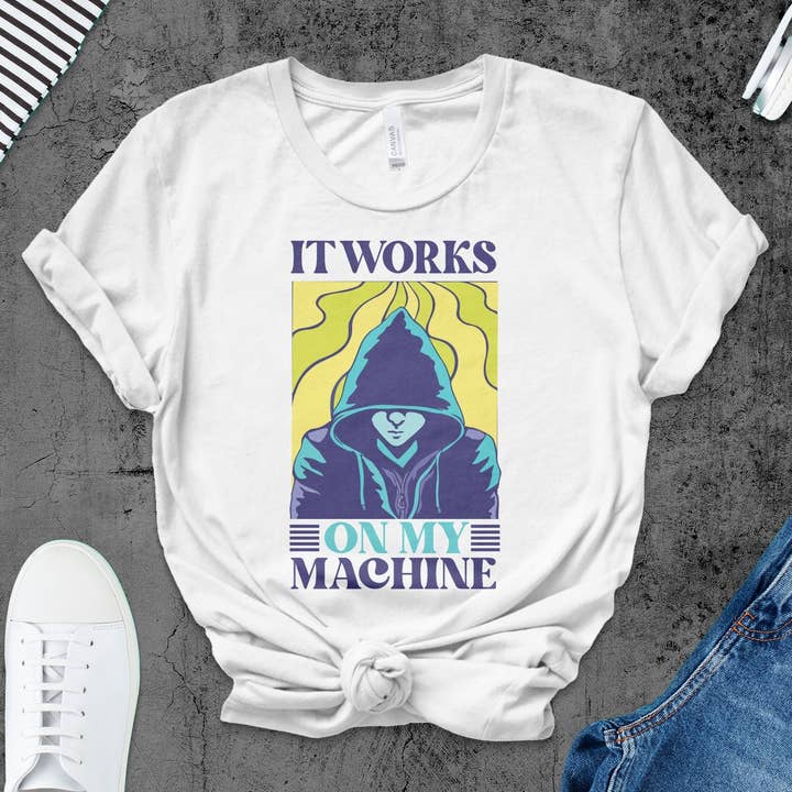 Vintage Hacker Graphic Tee, Retro Cyber Programmerer-skjorte, Det fungerer på min maskine, Kodende Humor-T-shirt, Nørdetøj for engroshandel hos FreakyTeeFactory