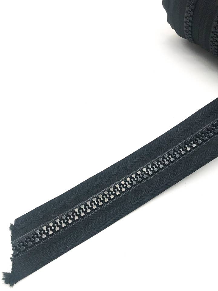 Molded zipper chain type 15 Black by the meter YKK for wholesale by Gifa Accessori