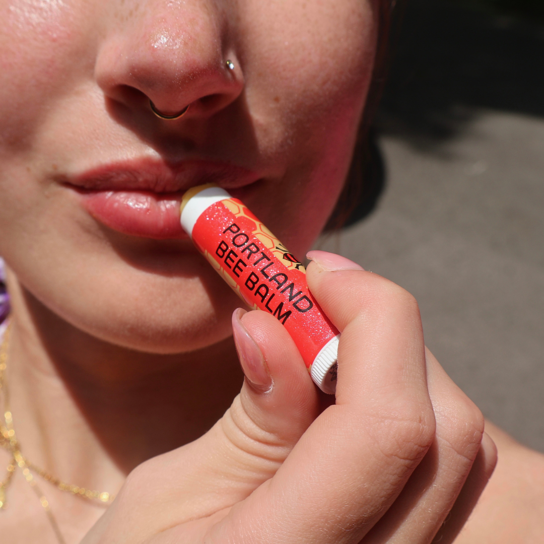 Portland Bee Balm – Bálsamo labial por atacado – Expositor de Bálsamo Labial de Cera de Abelha com Aroma de Jardim de Rosas – 24 Unidades6