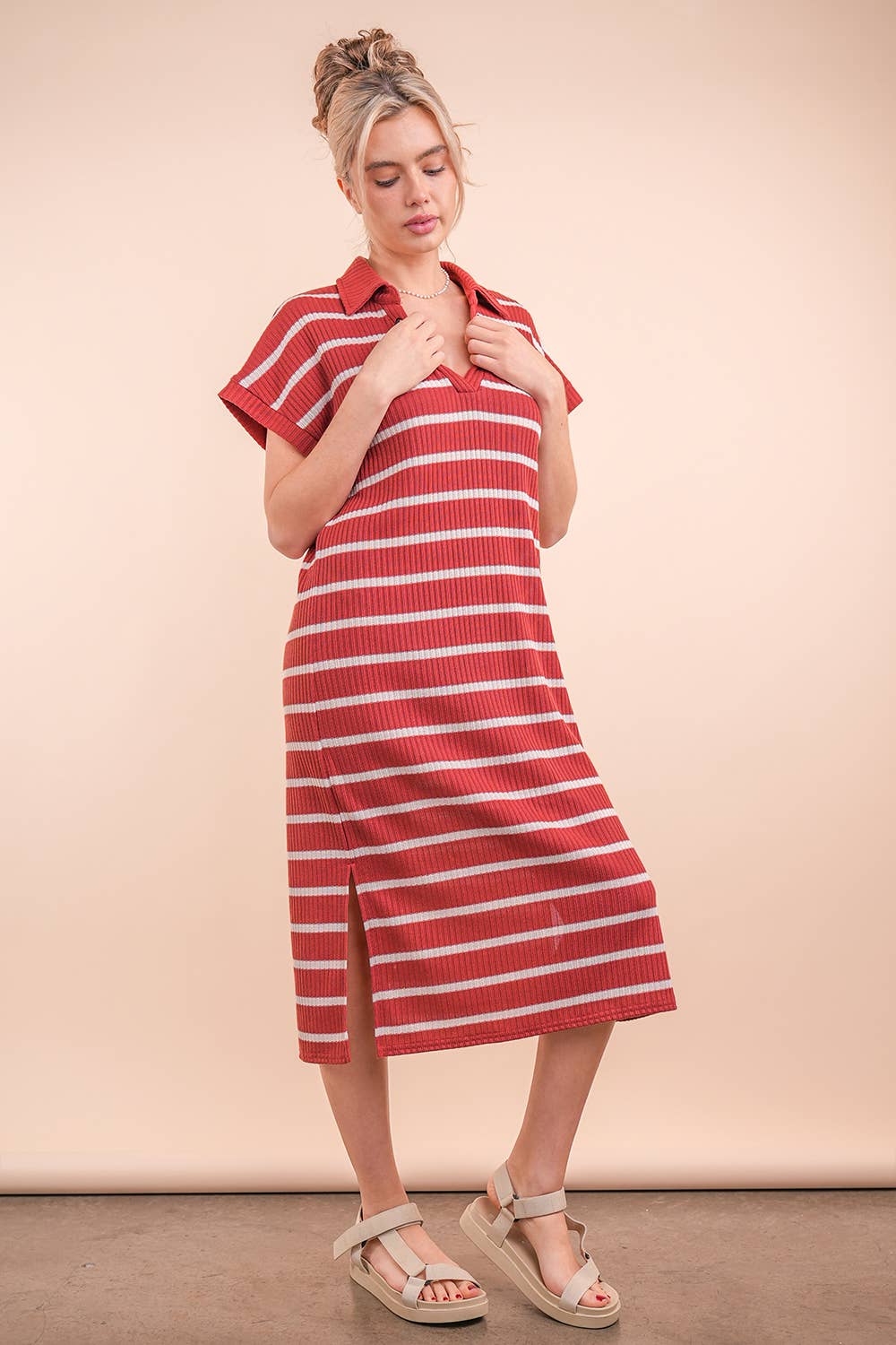 ROST/HAVREGRYN ND31647-Oversized stickad midiklänning med krage och ränder för wholesale på Faire9