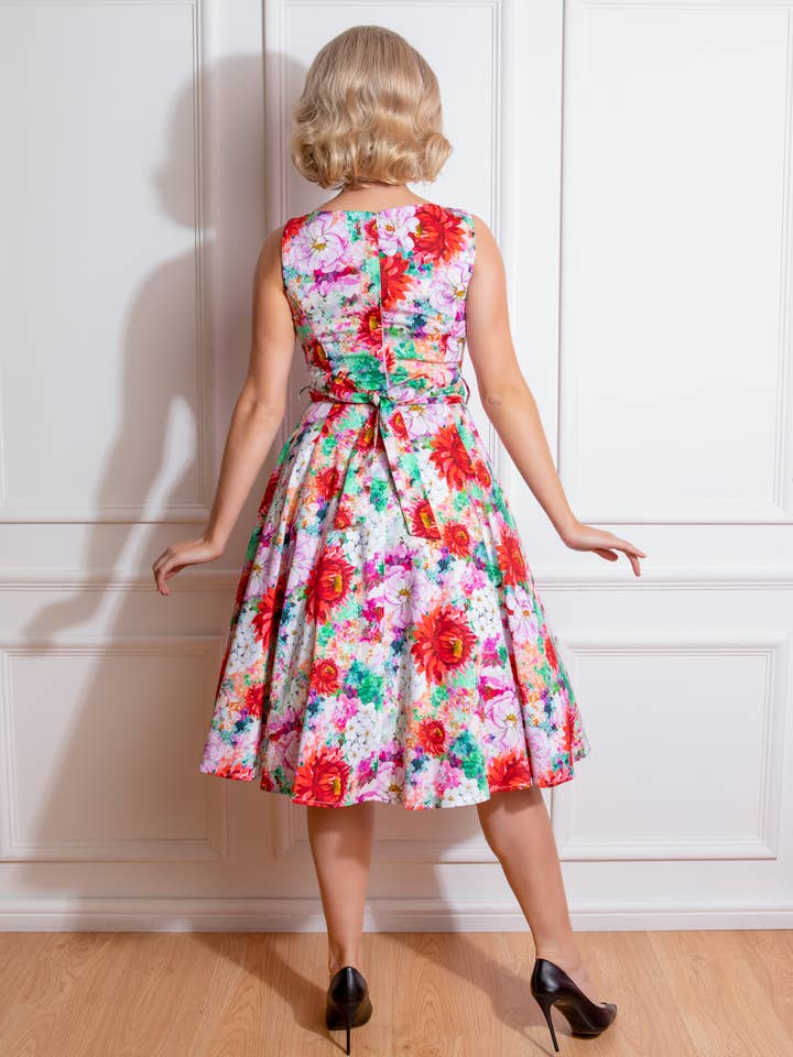 Casey Floral Swing Klänning för wholesale av Hessar Trading CO LTD