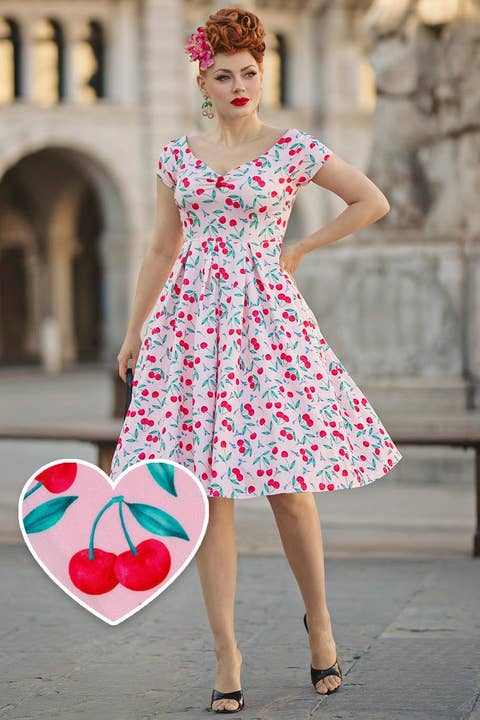 Lily Cherry Pink skulderfri kjole for engroshandel hos Dolly & Dotty