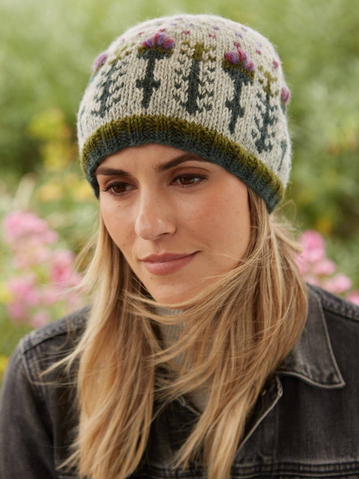 Gorro de Punto Cardo Escocés de Lana Gris con Motivo Floral para venta al por mayor de Pachamama Ltd