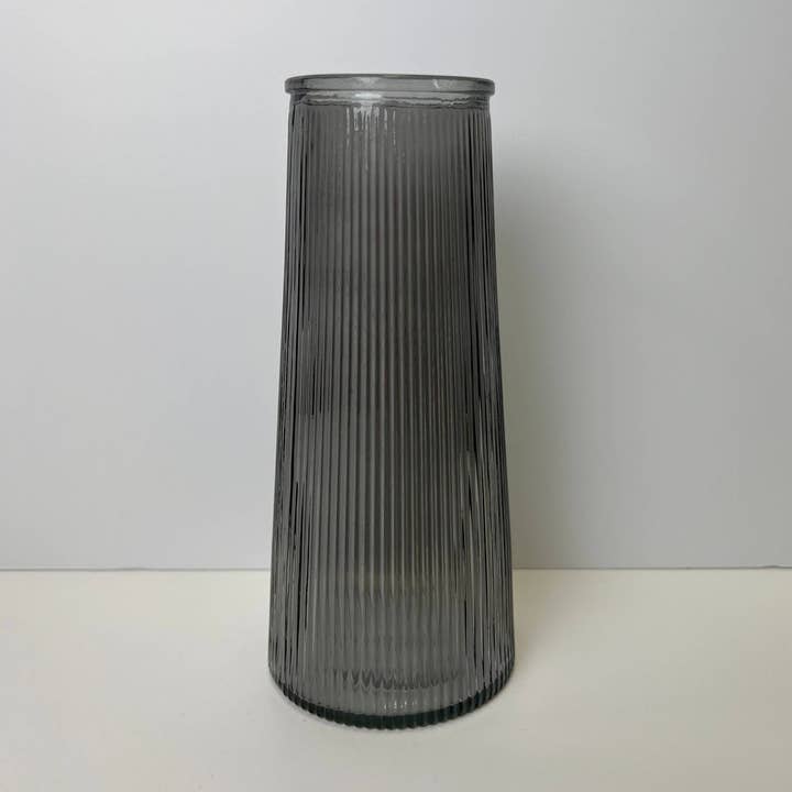 Vase côtelé haut gris fumé pour la vente par Satchville