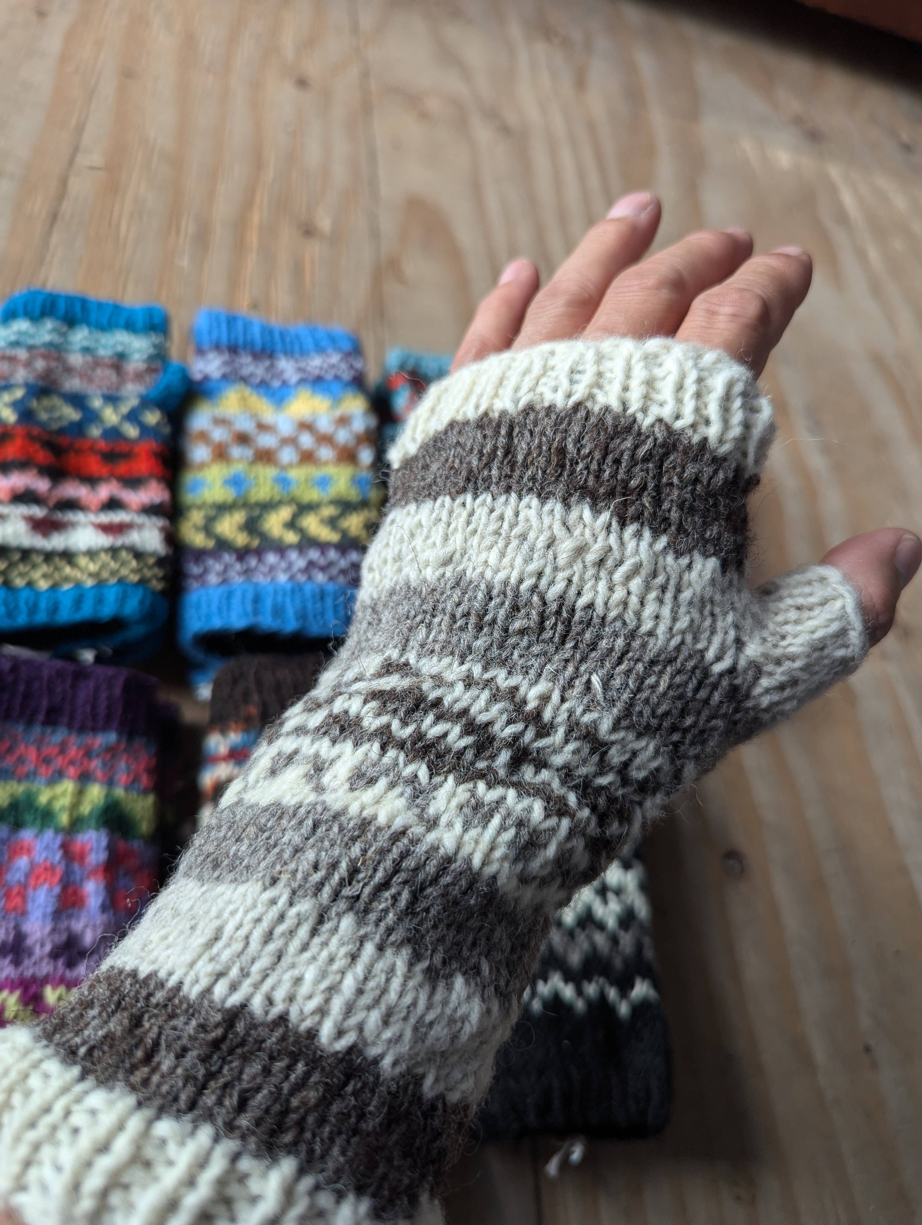 Tenzing Collections – Großhandel Handschuhe – Unisex – Handgefertigte, fleecgefütterte, bunte Wollstrick-Fingerlose Handschuhe8