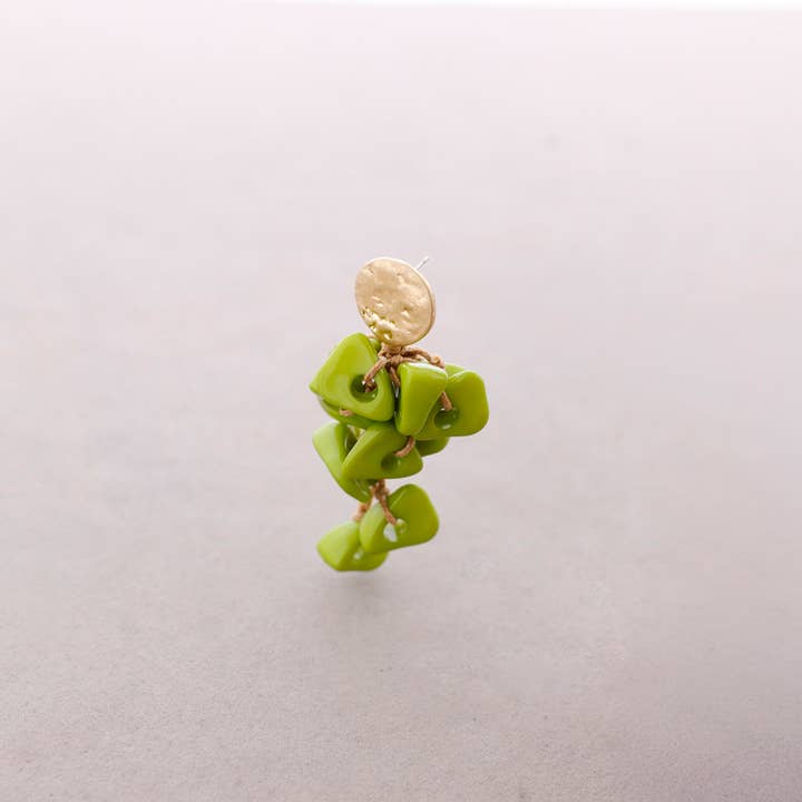 Boucles d'oreilles pendantes perles résine pour la vente par Sonata