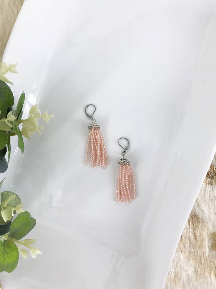 Roze oorbellen met glazen kralen en kwastjes in boho-stijl - E19-310 voor wholesale door Magnolia & Peach Jewelry Boutique, LLC