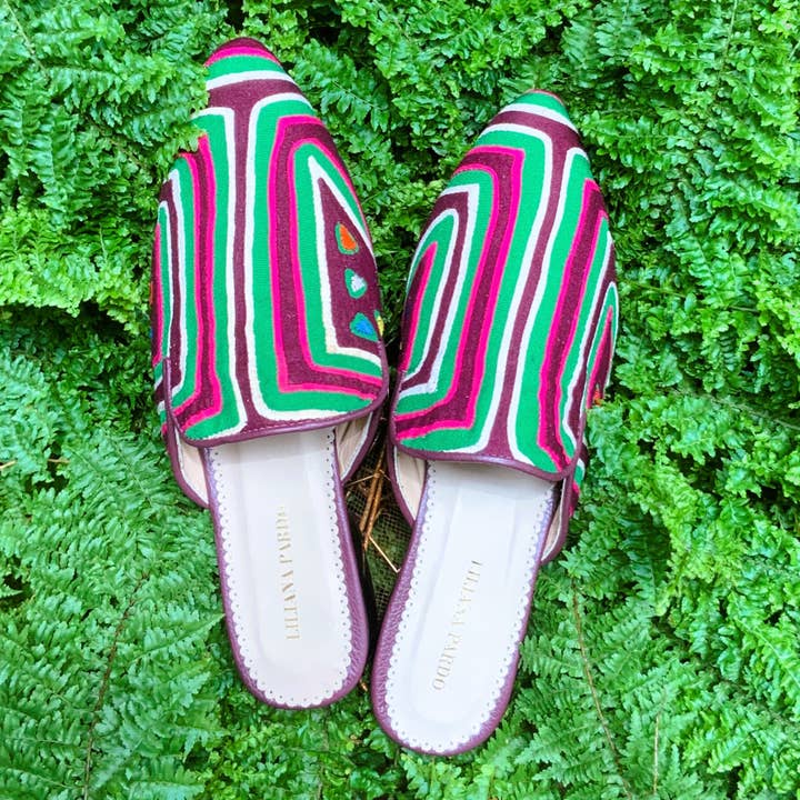 Mules Mola multicolore, taille 37W, plat pour la vente par Liliana Pardo Atelier