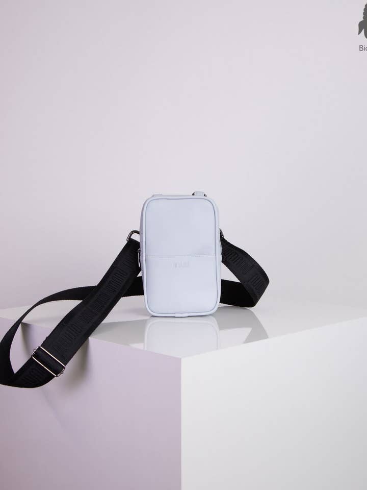 nuuwaï - Sac à téléphone vegan - KARLI bleu poussiéreux pour la vente par nuuwaï