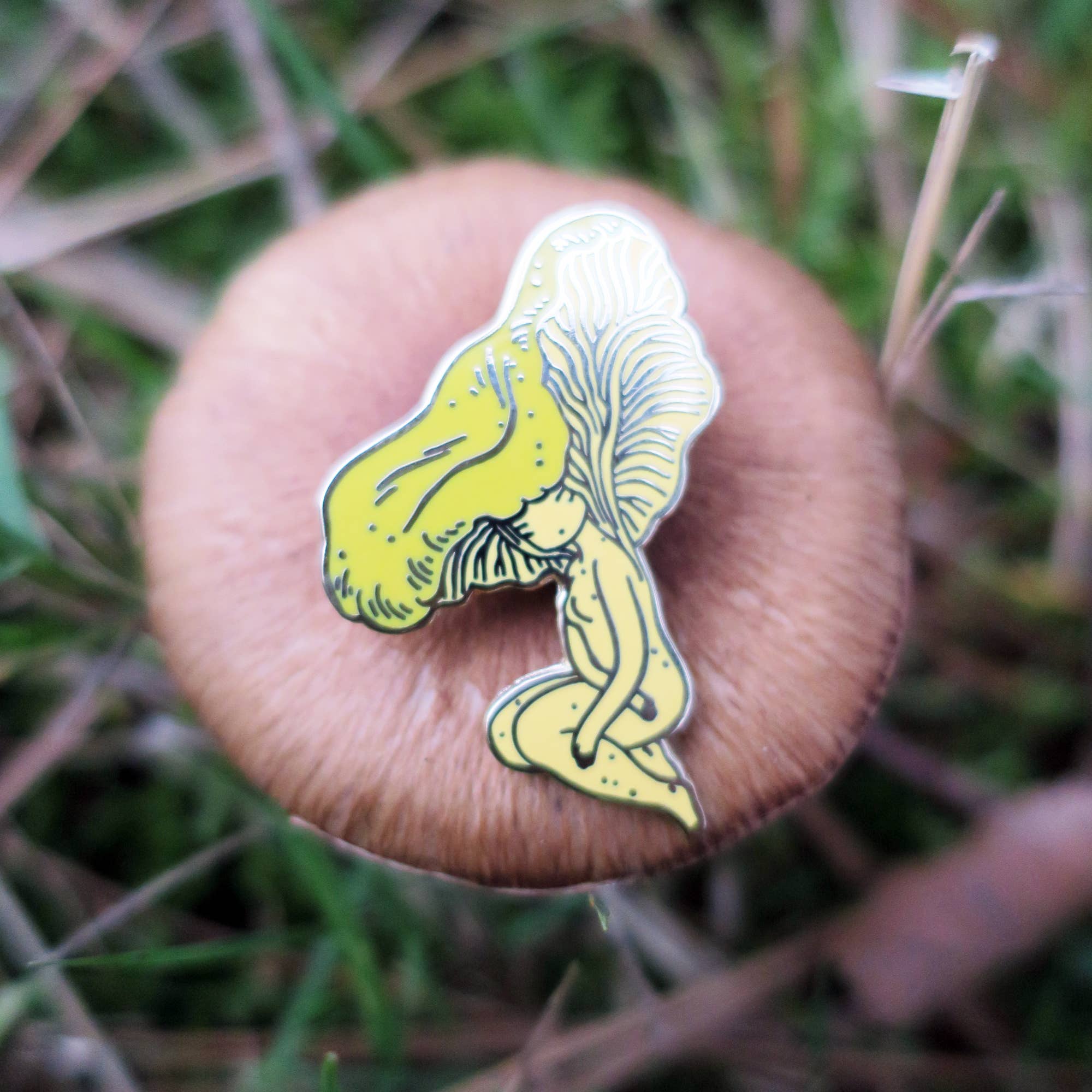 Stasia Burrington Illustration - Wholesale Broche - Pin - Mushroom Girl (Cantharelle) - hard emaille3