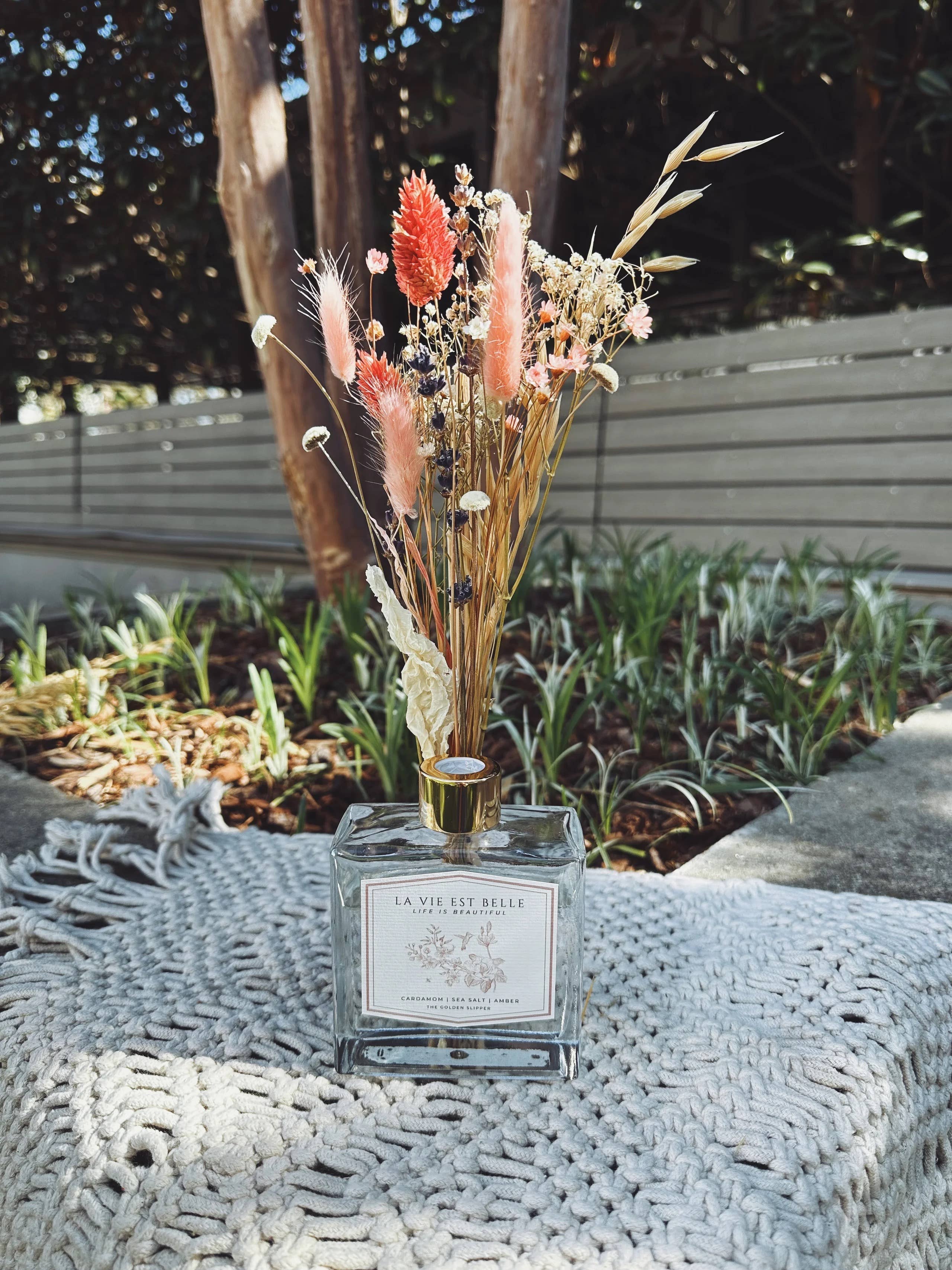 The Golden Slipper - Wholesale Geurstokjes - "La Vie Est Belle" Kardemom + Zeezout + Amber Olieverspreider