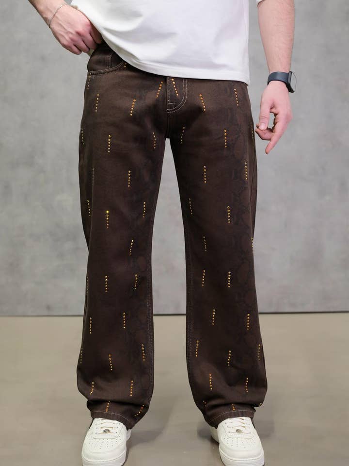 Jean marron pour homme, coupe régulière, clouté, motif en denim ES3321 pour la vente par Monocloth