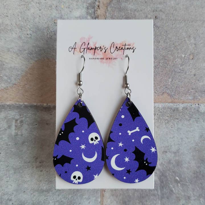 Tropfenförmige Ohrringe aus Holz mit Halloween-Aufdruck, Violett für den Großhandel von A Glamper's Creations LLC