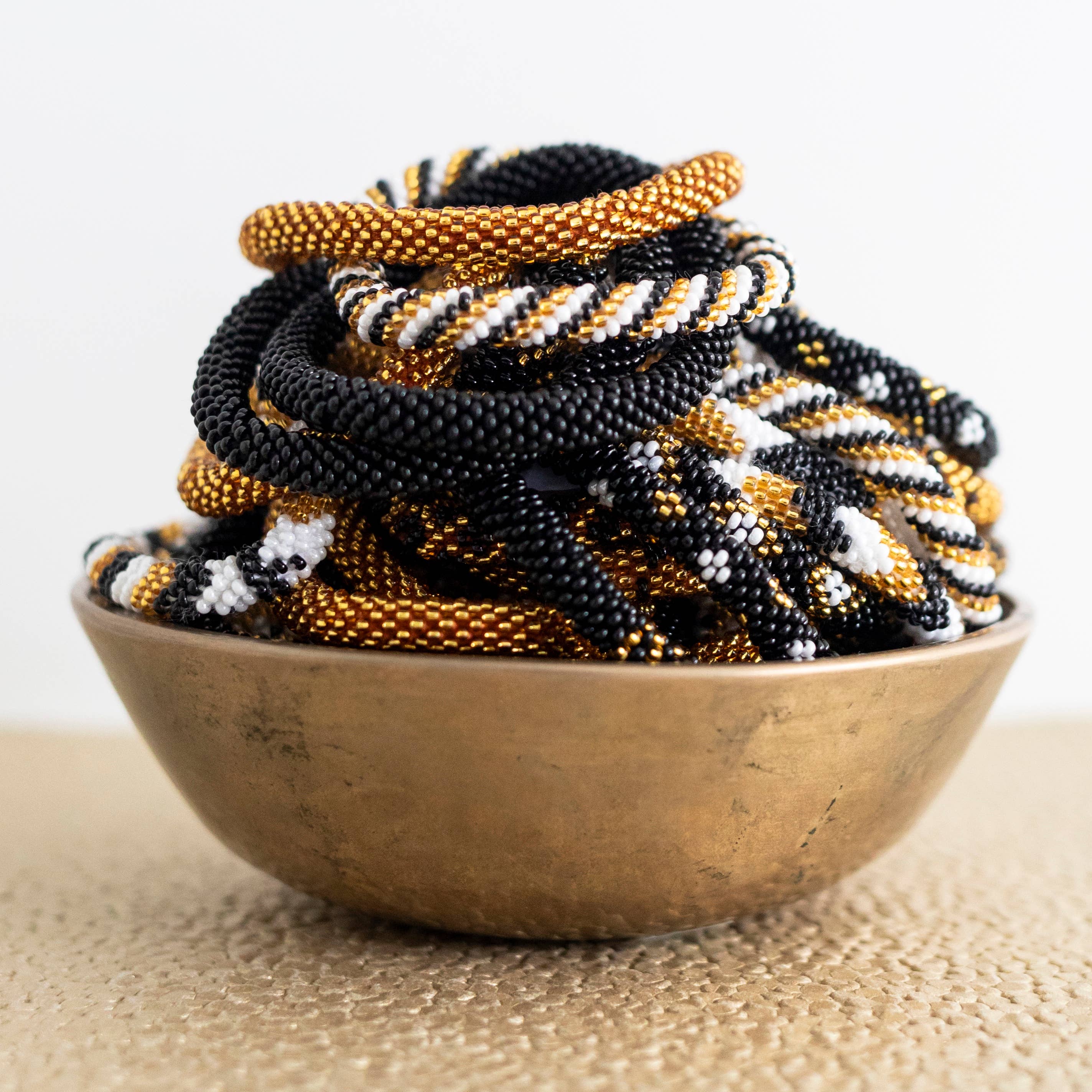 Aid Through Trade - Vente Bracelet de perles - Bracelets Roll-On® Jour de Match - Or, Blanc et Noir1