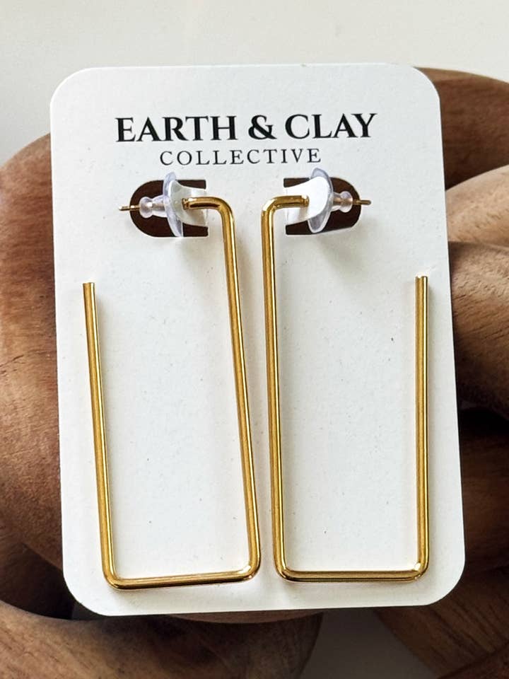 Grandes boucles d'oreilles rectangulaires fines en or pour la vente par Earth + Clay Collective