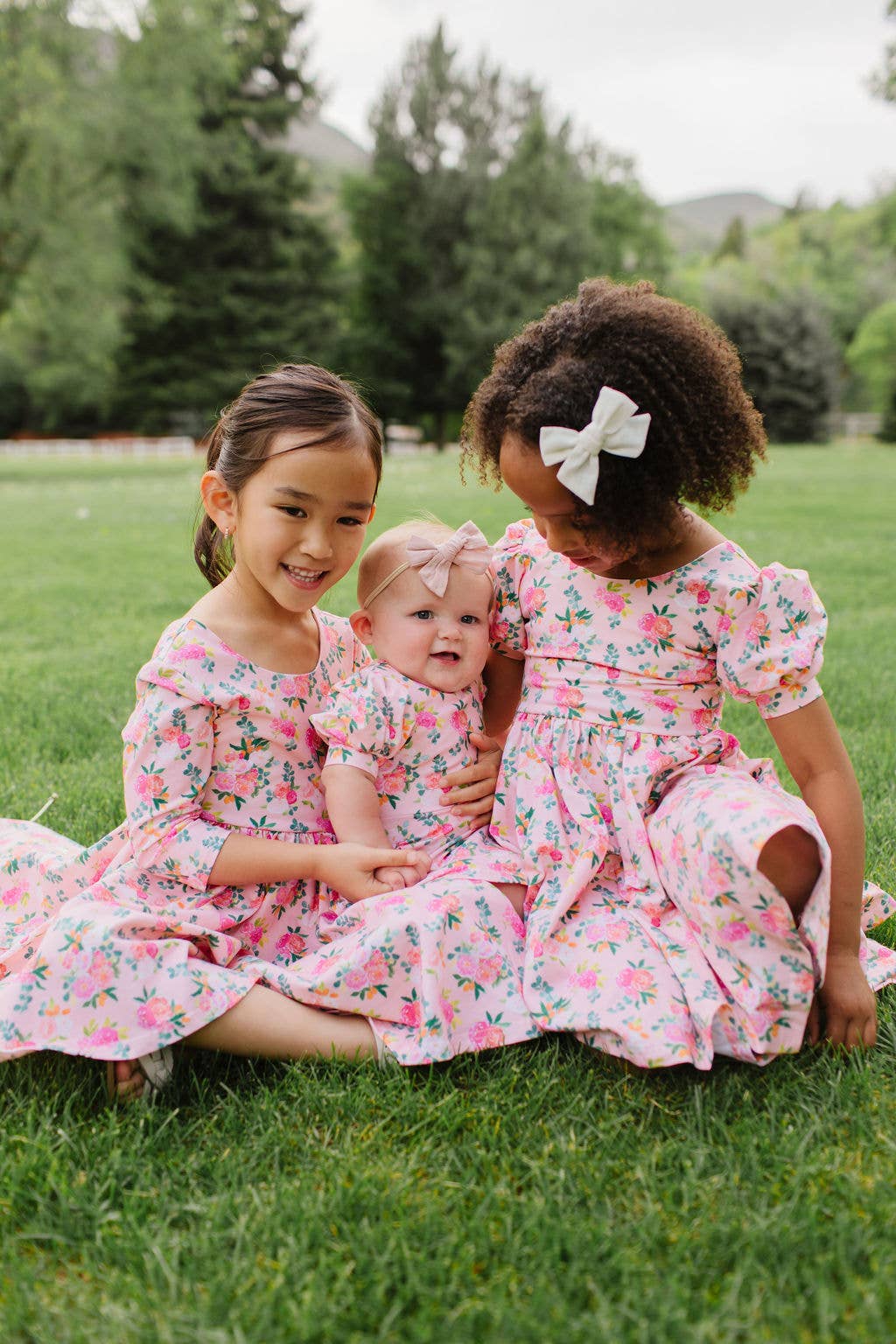 Ollie Jay – wholesale Klänning – Barn – Puffklänning i Peach Bouquet | Flickors Snurrklänning4