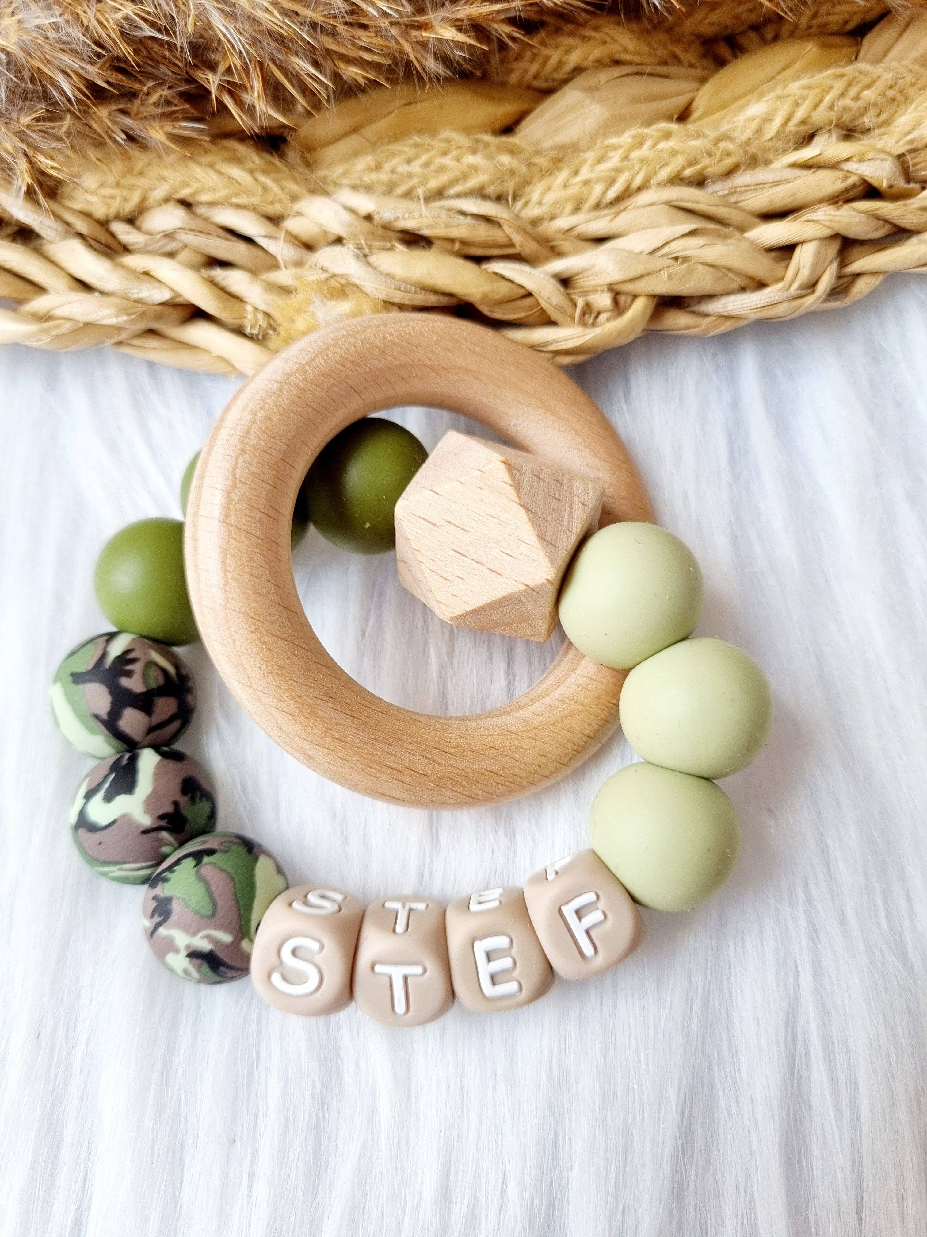 Happy by Lies – Großhandel Beißspielzeug (ohne Clip) – Baby – Beißring mit Namen - Armee, Salbei, Dunkelgrün0