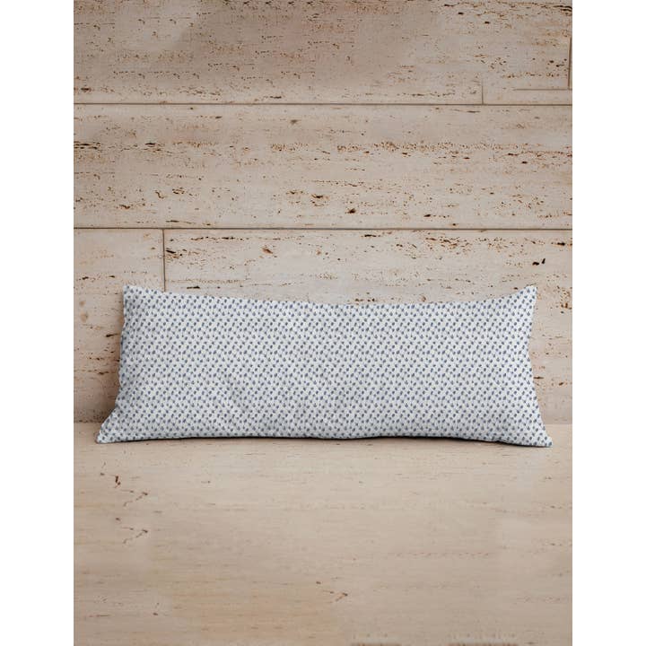 Cuscino Rettangolare Trapuntato Blu Navy con Motivo Floreale Martha Ditsy 14" x 33" per la vendita all'ingrosso da parte di Ida Mae Home