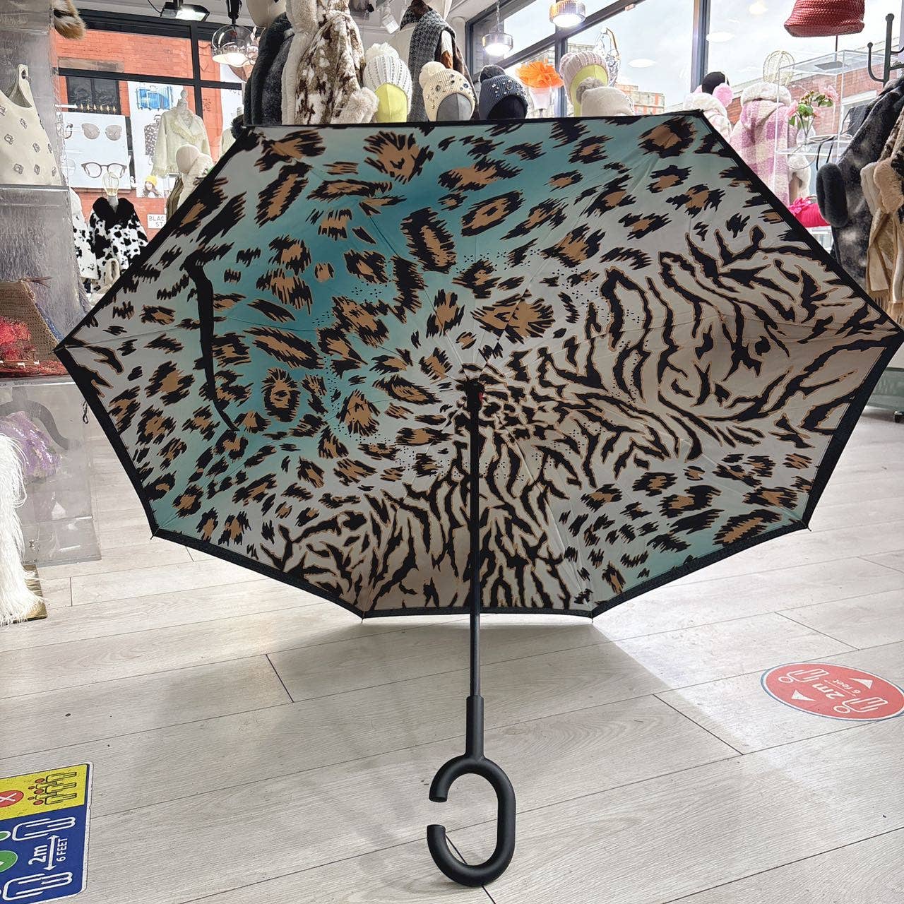 PEACH ACCESSORIES - Wholesale Paraplu - Dames - Wild Oasis Bold Omkeerbare paraplu met luipaardprint F9171