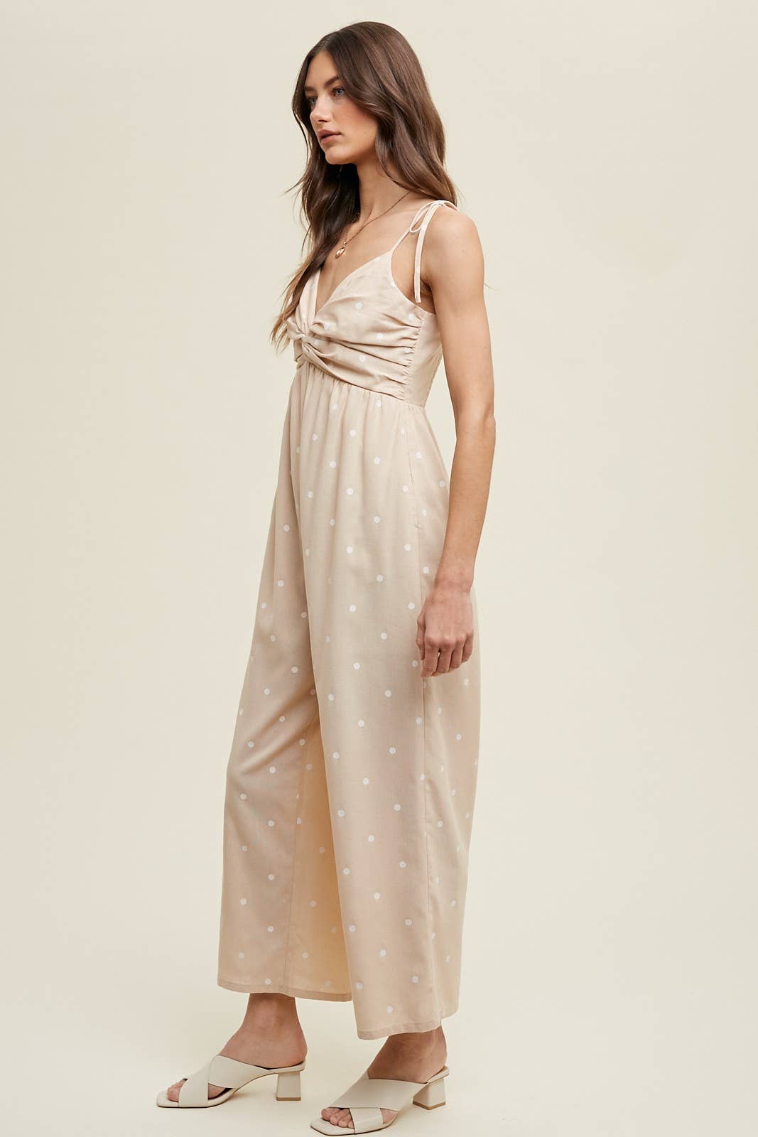 TAUPE PRICKIG JUMPSUIT MED VRIDBYSTDETALJ/WL23-8116 för wholesale på Faire1