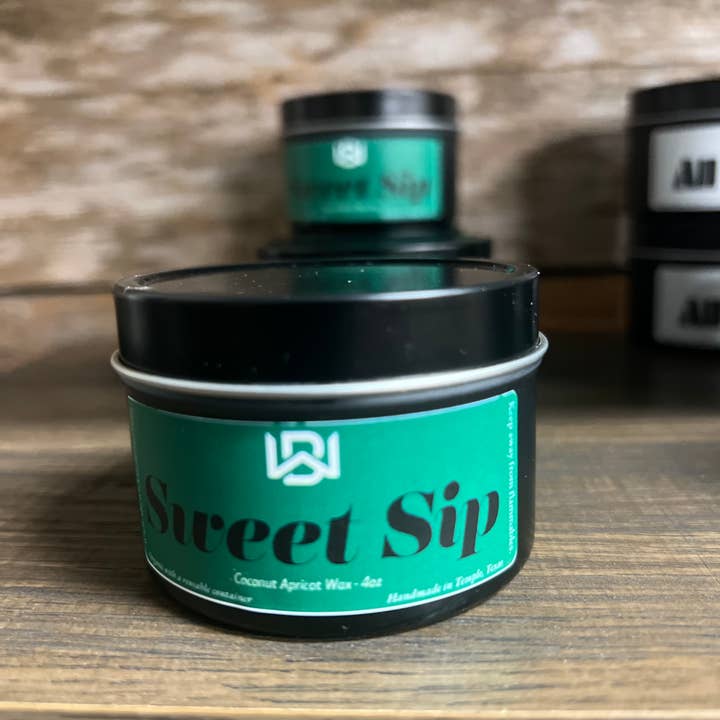 Luxe kaars met kokos-abrikoos - 4oz voor wholesale door The Wick & Burn