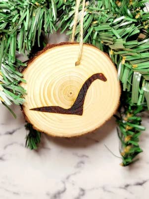 Ornement Cryptide Monstre du Loch Ness Écosse, Ornement Bizarre pour la vente par The Dungeon Rose