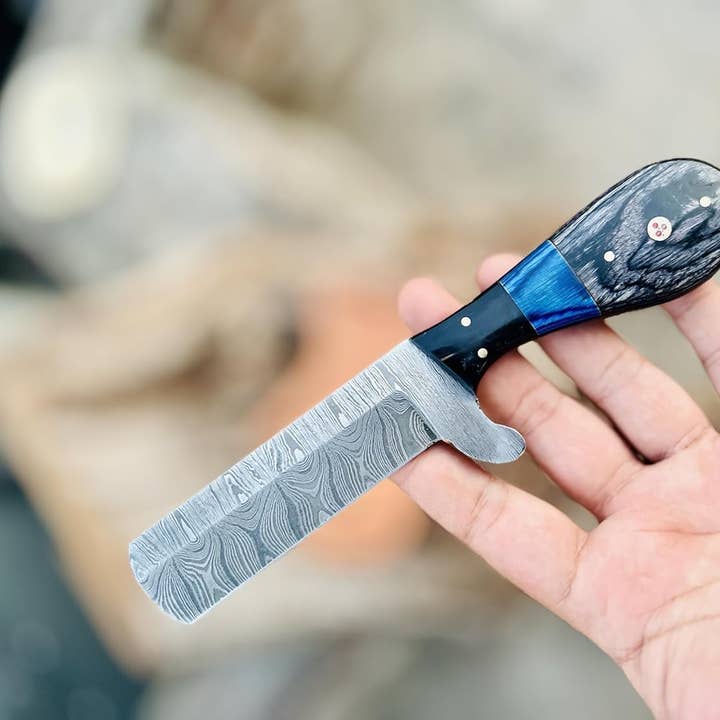 Skræddersyet håndlavet bull cutter kniv – Damaskusstål feriedition for engroshandel hos Naomi's Happy Place Shop