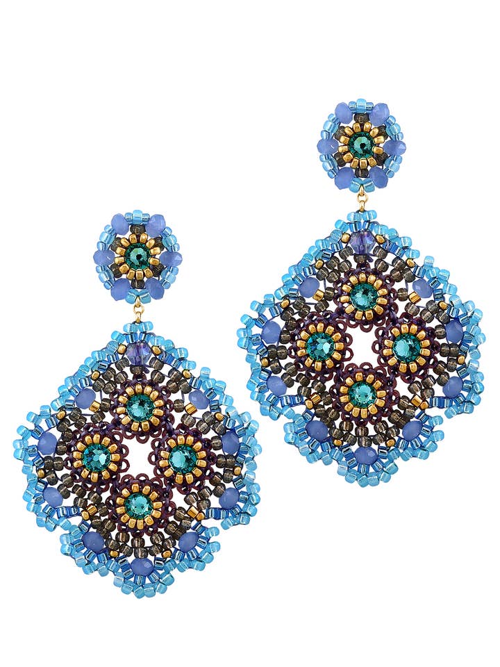 Boucle d'oreille en forme de diamant de taille moyenne en bleu sur un poteau style E24018 pour la vente par Miguel Ases