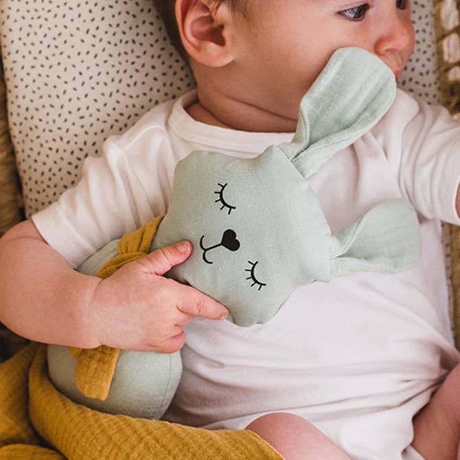 Hochet bio lapin en coton pour bébé pour la vente par aPunt Barcelona