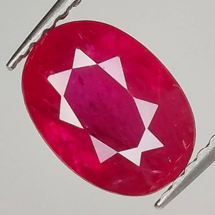 Rubis ovale 2,15 ct, taille 9,0 x 6,4 mm pour la vente par Naturjoya
