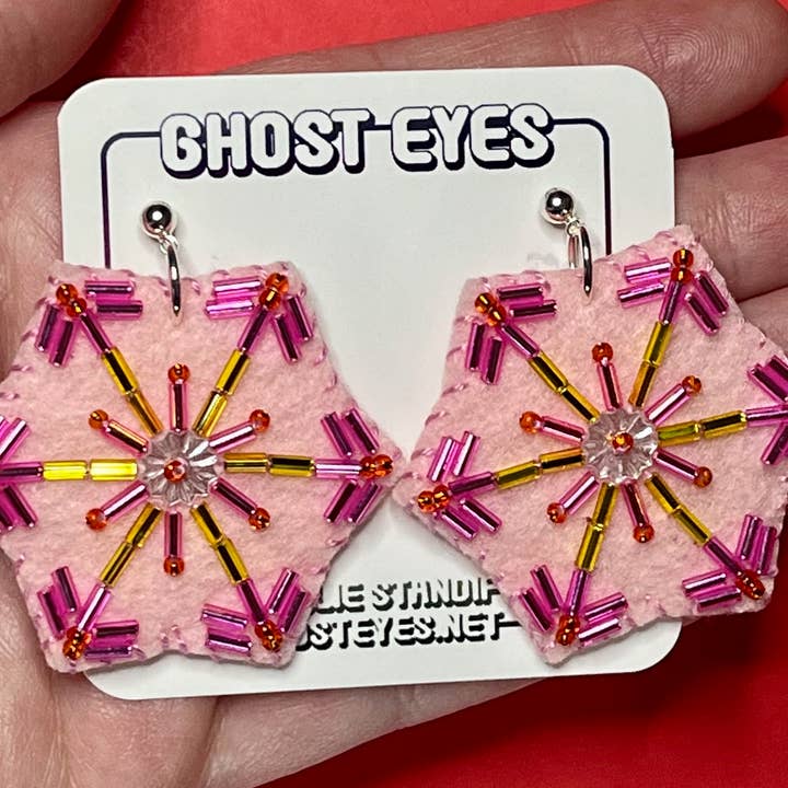 Boucles d'oreilles Pink Snowflake pour la vente par Ghost Eyes