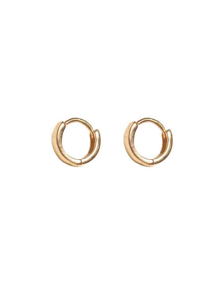 Guld Ivy Huggie Hoops for engroshandel hos S-kin Studio Jewelry
