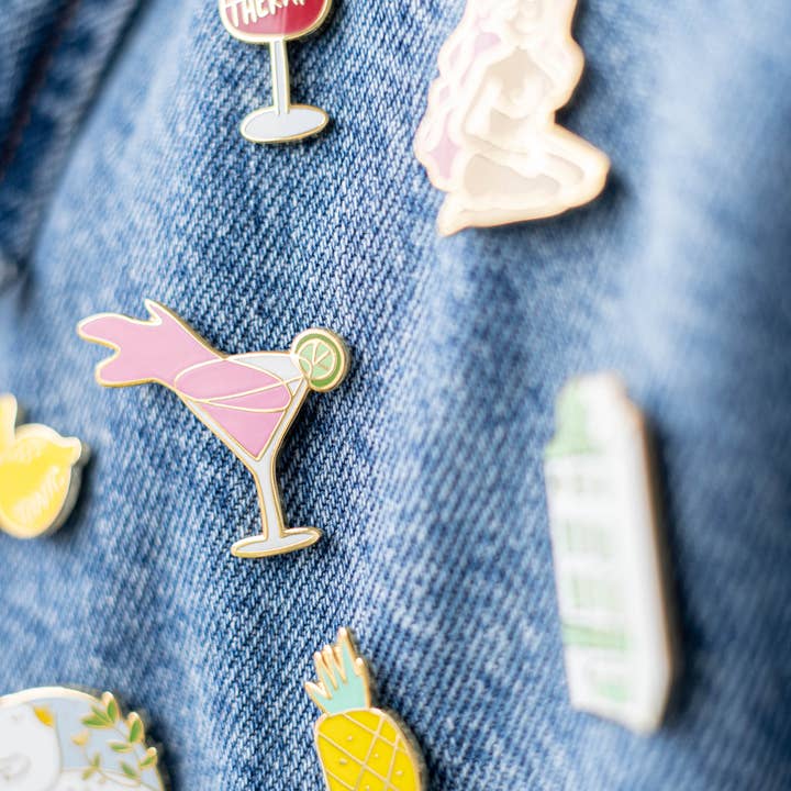 Pin-up Pineapples – Engroshandel Broche – Classy Jen | Nøgen dame nål | Havfrue emalje broche Aktiv1