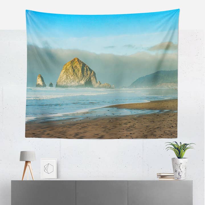 Tapisserie murale de la côte de l'Oregon, décor de Cannon Beach, Haystack Rock pour la vente par lostkatphoto